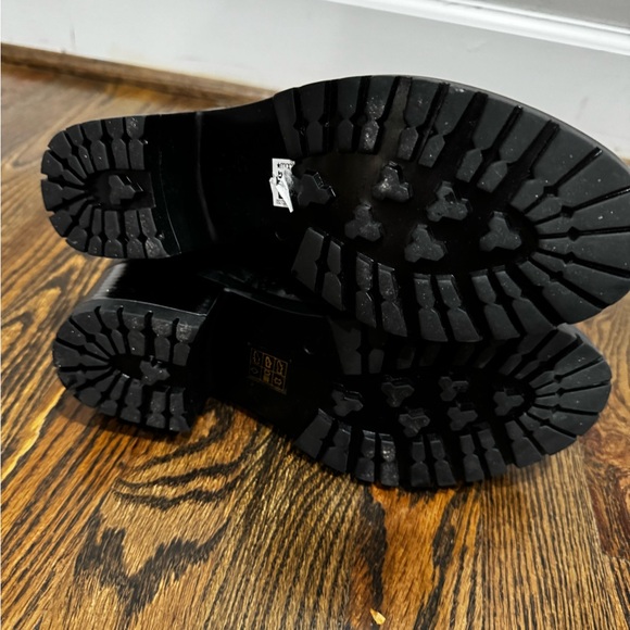 New never worn signature leather boots - Picture 3 of 5